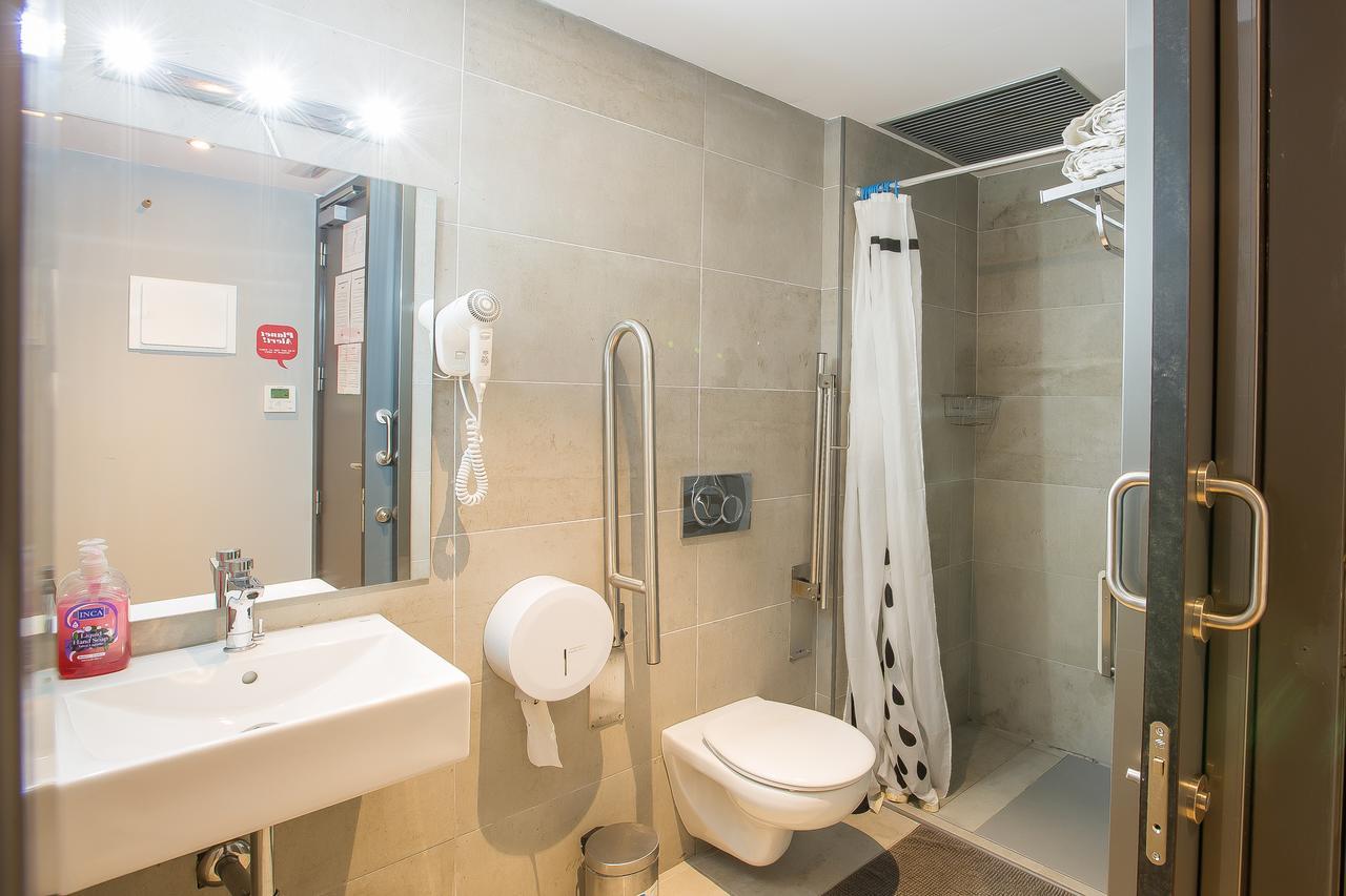 Quadruple Room Bathroom,631148067:JPEG